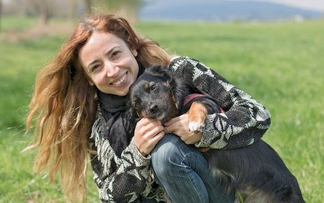 Tierfotografin Deniz Leu mit ihrem Liebling Polly.