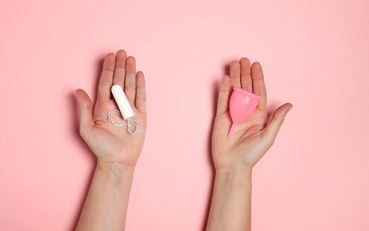 Eine Menstruationstasse ist eine umweltfreundliche Alternative zu Tampons und eignen sich hervorragend für eine Mehrtageswanderung. 