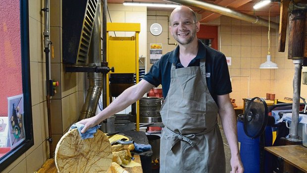 Pascal Portier (oben) und Bogdan Movila sind mit viel Einsatz bei der Sache. Den Angestellten der Moulin de Sévery ist anzumerken, dass sie gerne hier arbeiten und voll und ganz hinter den Produkten stehen können.