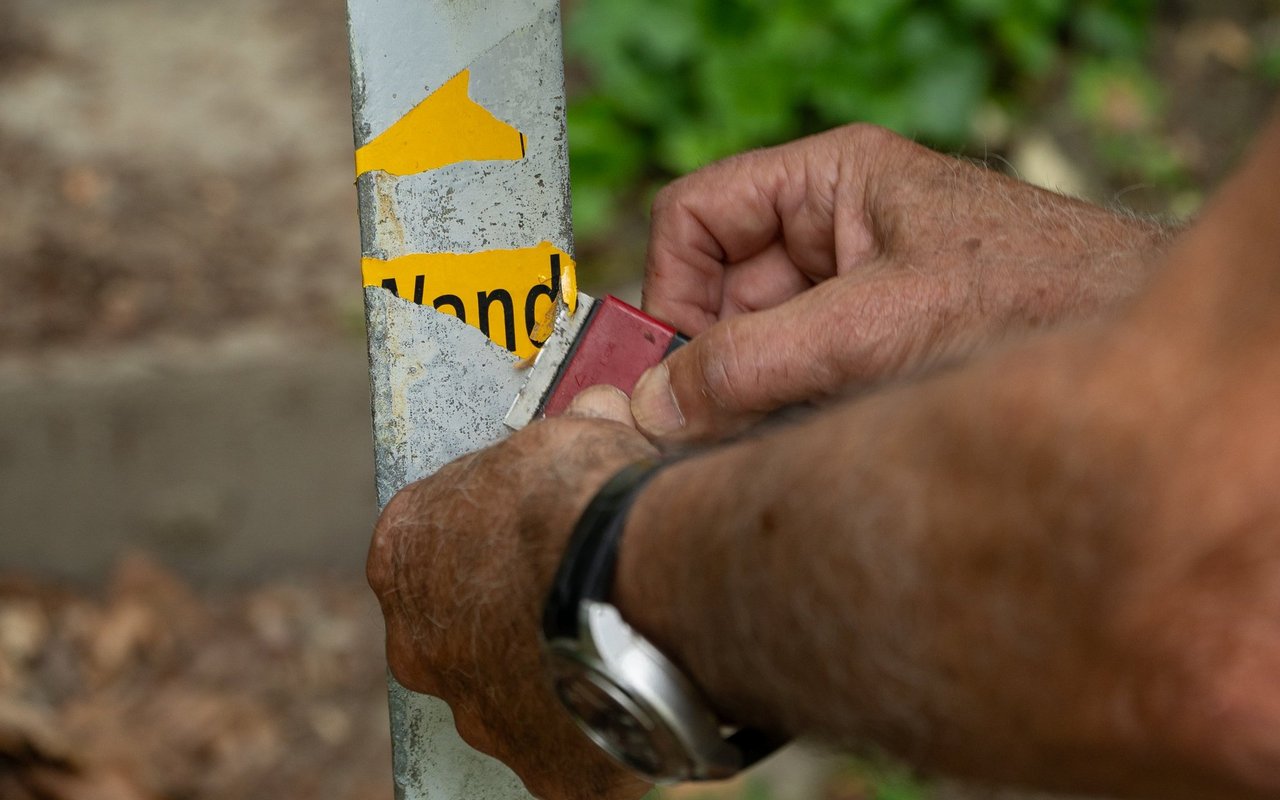 Unterwegs muss er Rhomben abkratzen und neue ankleben.