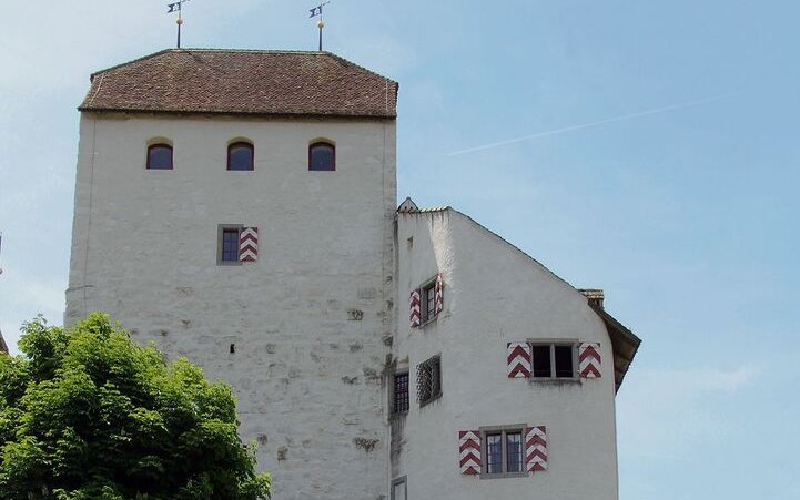 Das Schloss Wildegg mit dem Rosengarten im Vorder- und der Fasanerie im Hintergrund. 