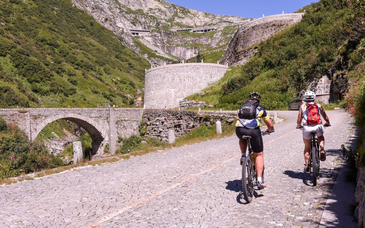 Die Fahrt hinauf auf den Gotthardpass ist wohl die grösste Herausforderung auf der Nord-Süd-Route.
