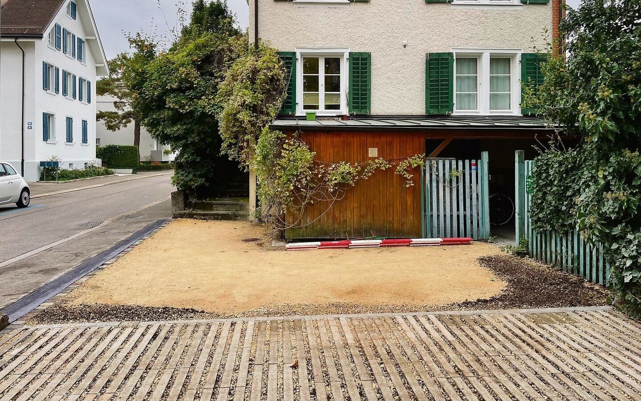 Ein Parkplatz nach der Entsiegelung.