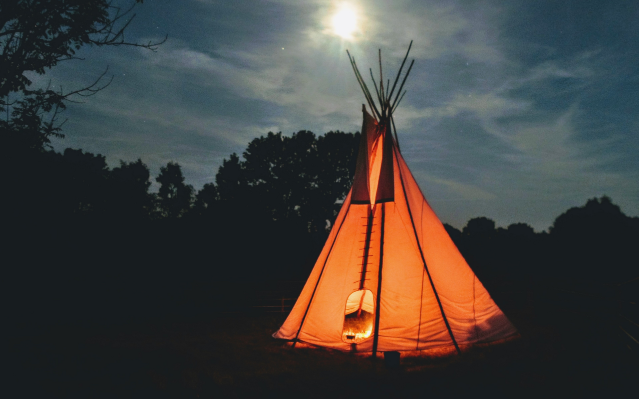 
Tipis, ursprünglich von nordamerikanischen Nomaden genutzt, bieten heute auch in der Schweiz authentische Übernachtungsmöglichkeiten im Wildwest-Stil.
