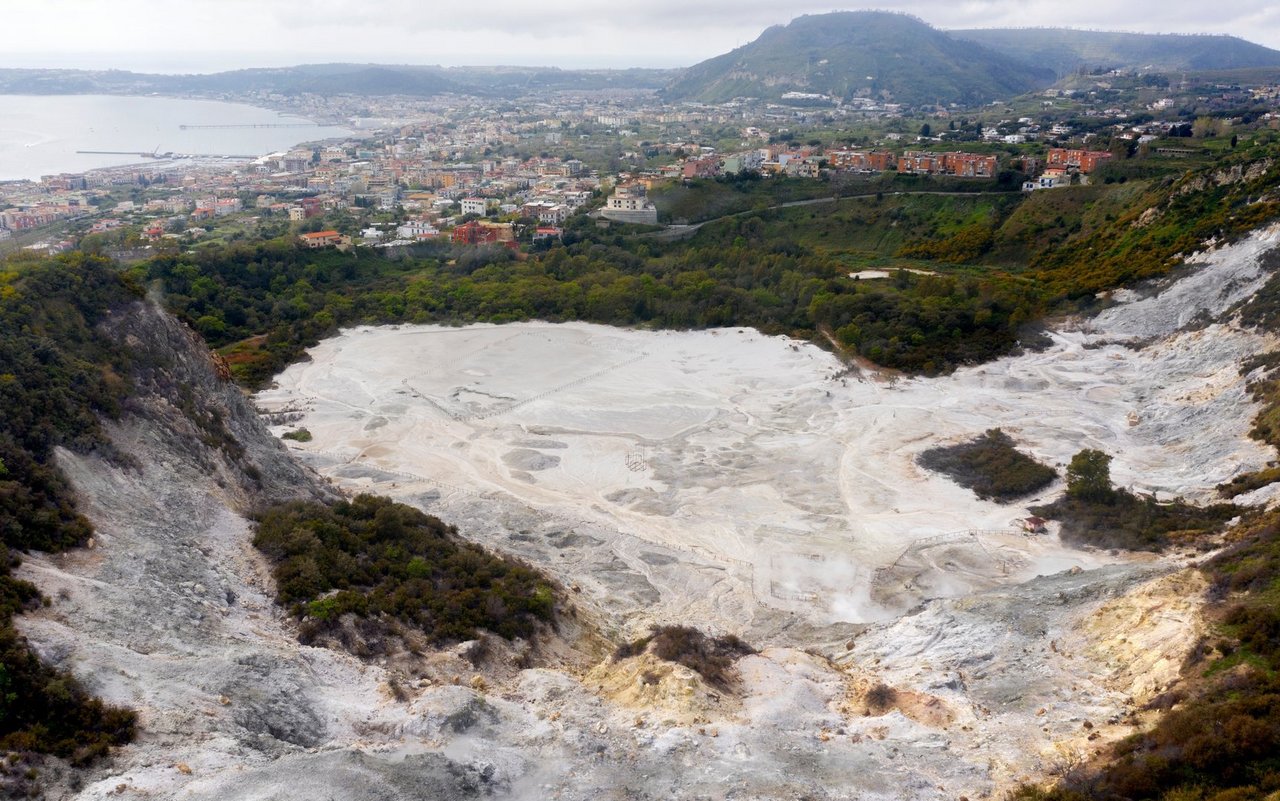 Luftbild von Solfatara von Pozzuoli, in der Nähe von Neapel, Italien. Es ist ein ruhender Vulkan und Teil der Phlegräischen Felder.