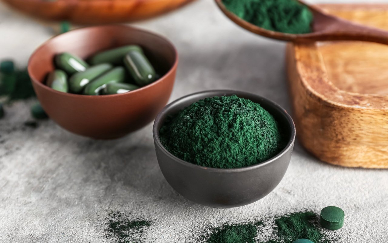 Spirulina ist in Form von Tabletten und Pulver erhältlich.