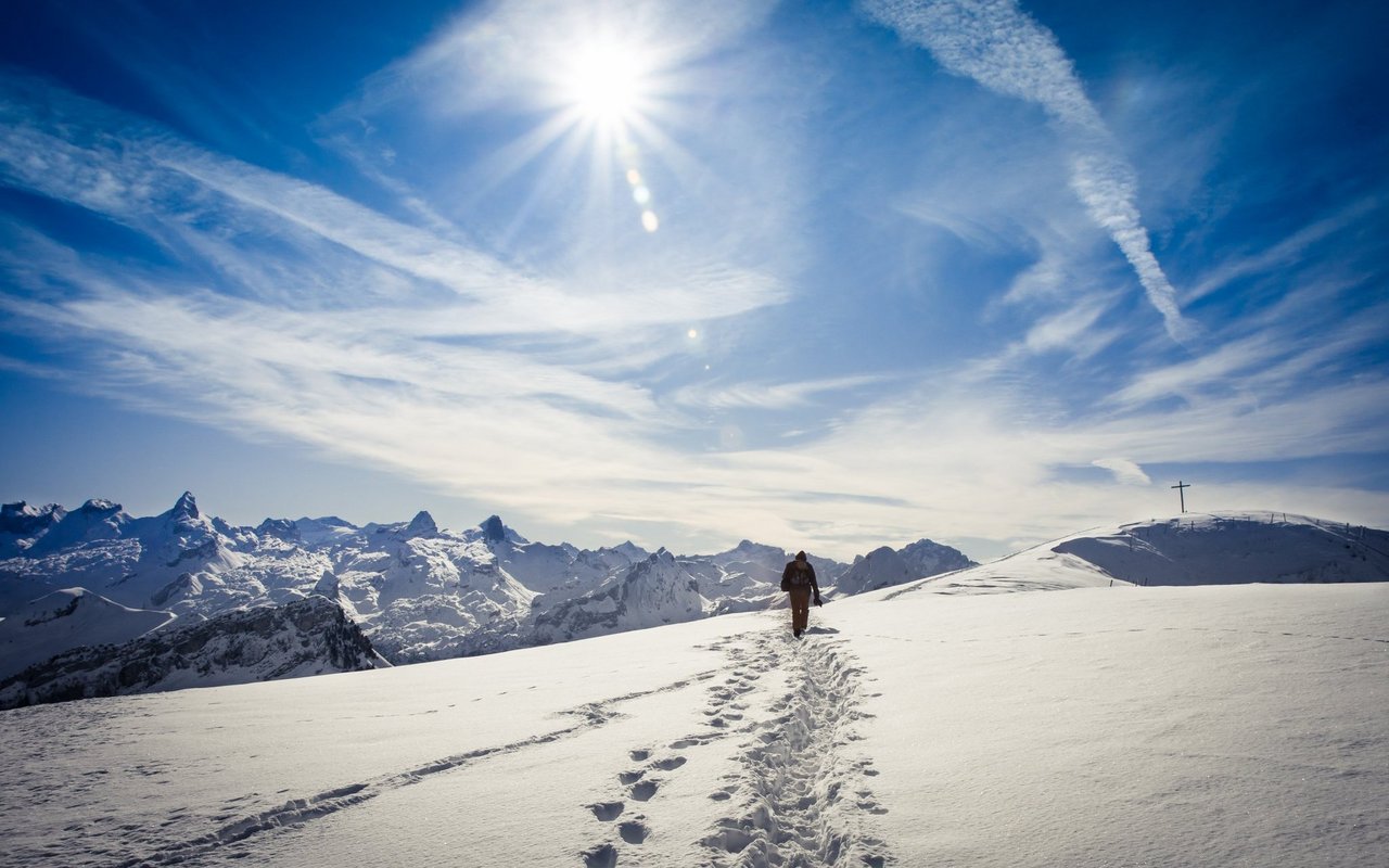 In der Sonne glitzernder Schnee: Wandern oder Schneeschuhlaufen in den Bergen ist ein besonderes Erlebnis. 