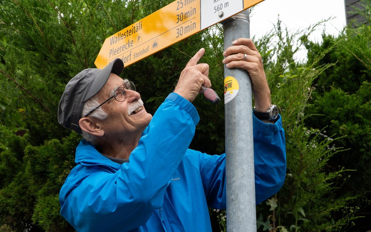 Bernhard Blaser pflegt im Bezirk Wägesse im Emmental Wanderwege.