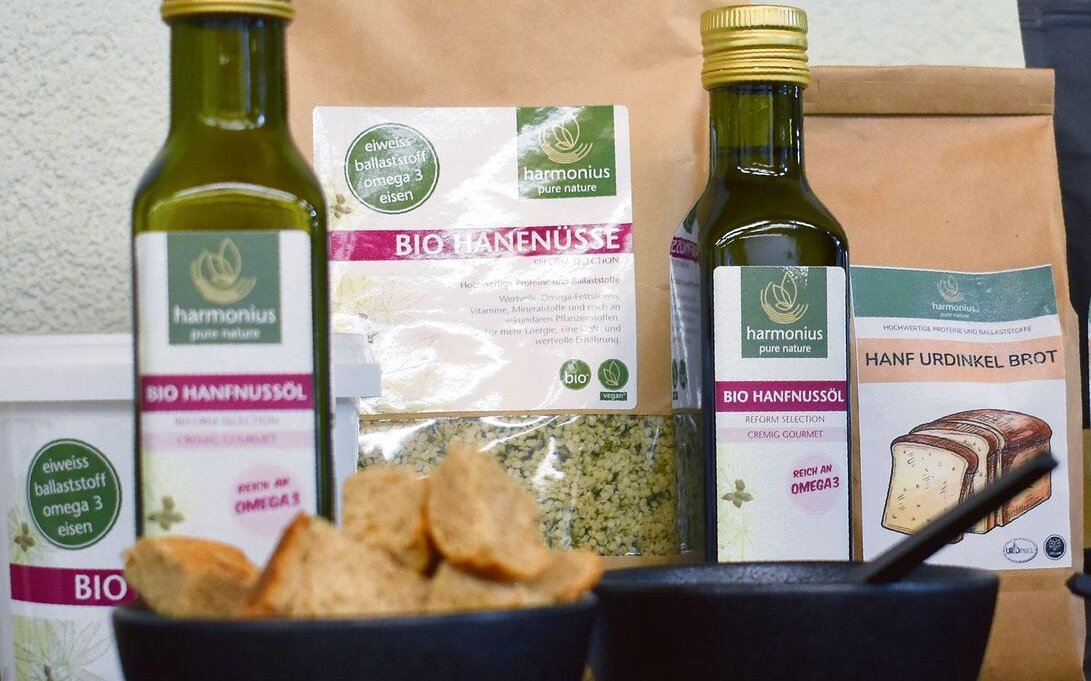 Auch Hanfnussöl, «Hanftella»-Schokoladenaufstrich und viele weitere Produkte gehören zu Bottlangs Repertoire.