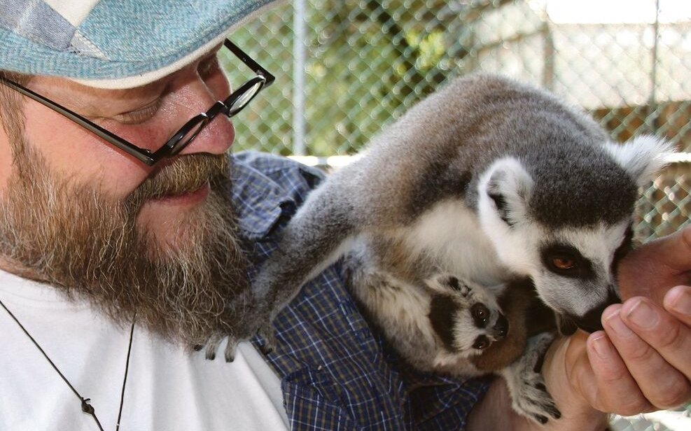 John-David Bauder mit einem Katta mit Jungem im Bioparc Genf.