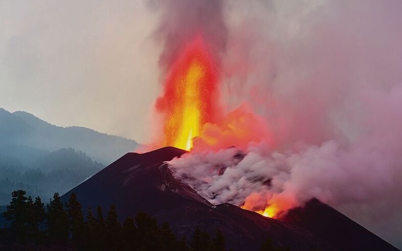 Der Vulkan Cumbre Vieja auf der Kanarischen Insel la Palma spuckte 2021 erstmals seit 50 Jahren wieder Lava.