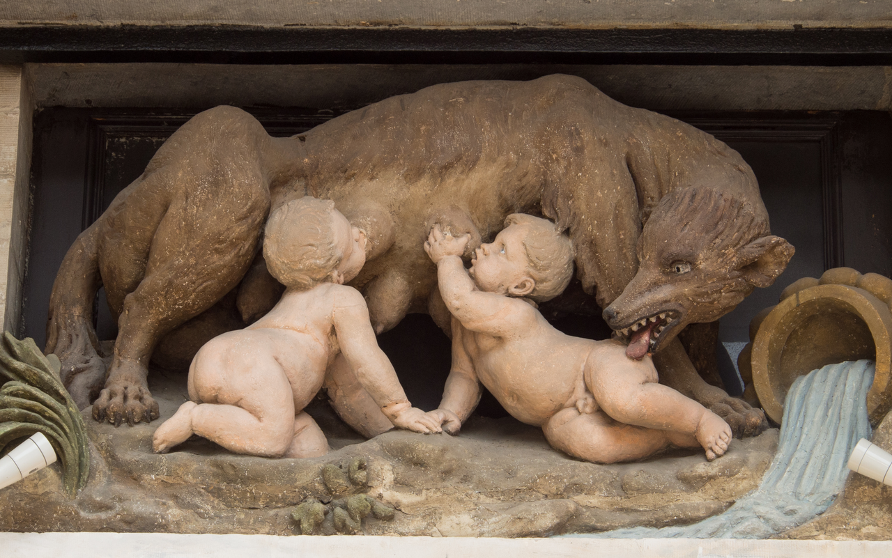 Erzählungen von Kindern, die bei Wölfen aufgewachsen sind, gibt es seit der Antike. Die Brüder Romulus und Remus sind ein Beispiel dafür. Einer Legende nach sind sie die Gründer von Rom. 