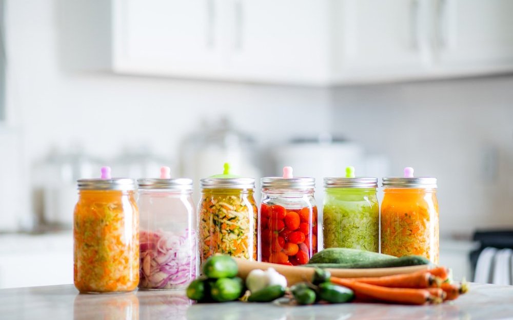 Während der Fermentation sollte das Glas nicht geöffnet werden, damit kein frischer Sauerstoff eintreten kann.