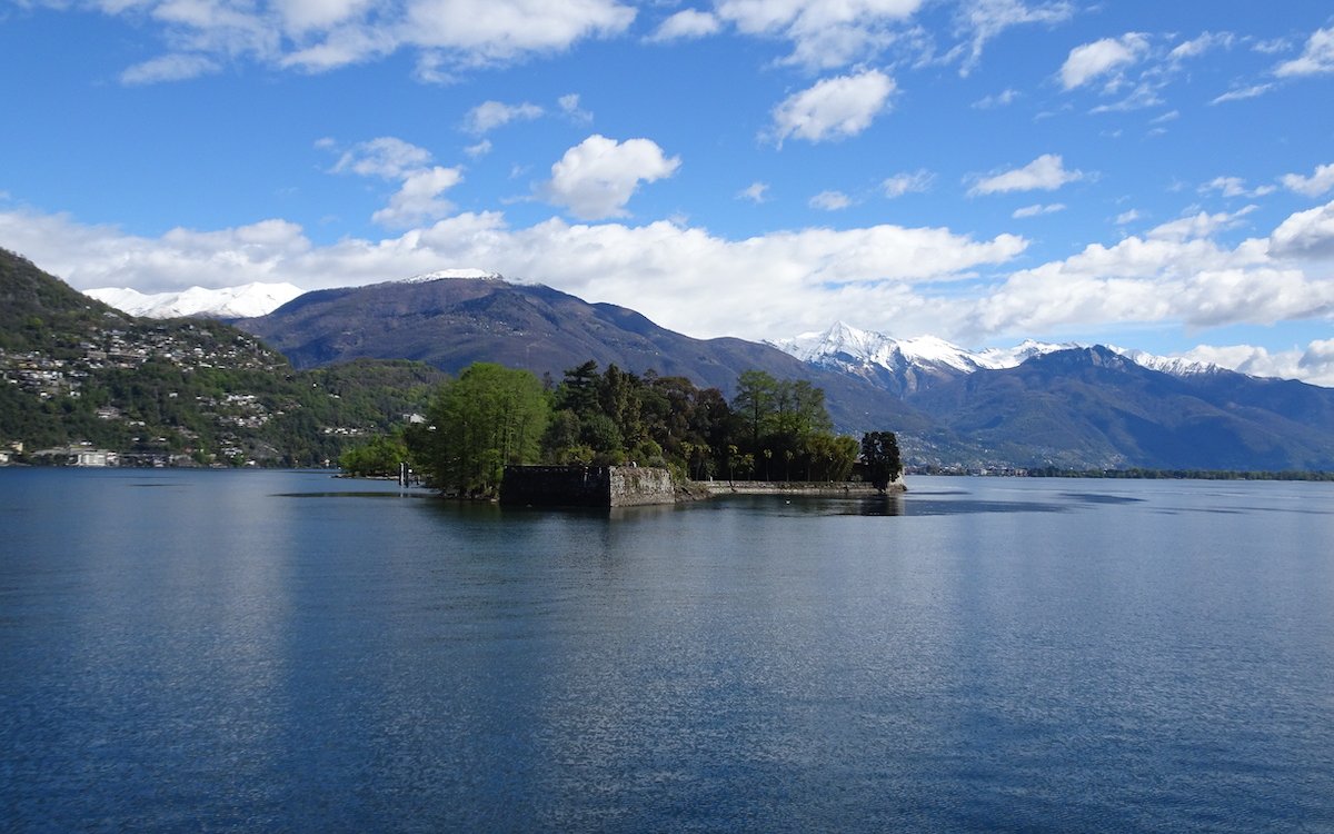 Im Frühling liegt noch Schnee auf den Tessiner Bergen, während sich auf der Brissago-Insel exotische Vegetation entfaltet. 