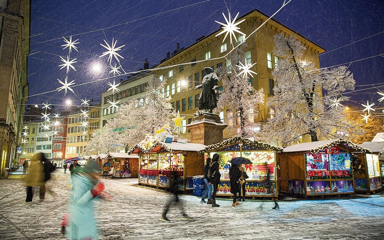 In St. Gallen hängen knapp 700 Sterne über den
Strassen der Innenstadt, funkeln in
einer eigens für die Sternenstadt
erdachten Choreografie.