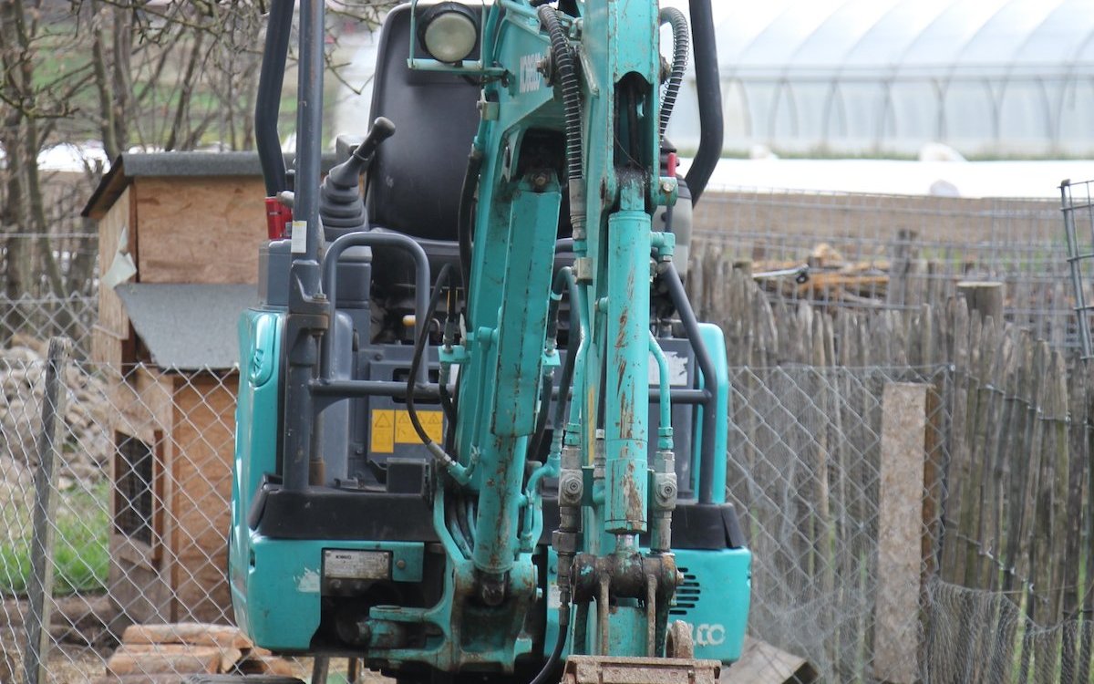 Nur für Grobarbeiten im Garten wird dieser Bagger verwendet. Ansonsten wird viel von Hand ausgearbeitet. 