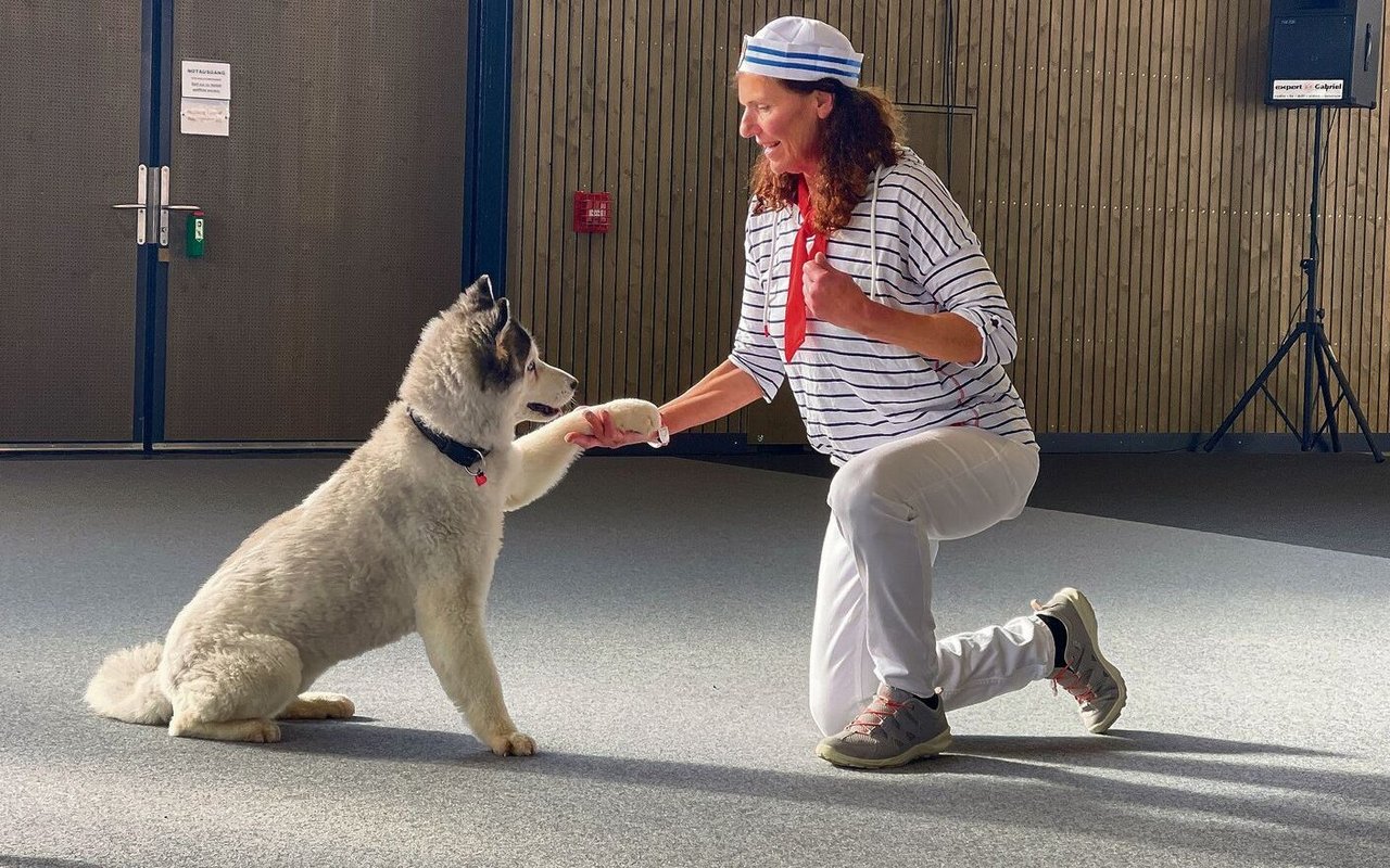 Eva Karrer zeigt mit Husky Fendi ihre einstudierte Dogdance-Routine.