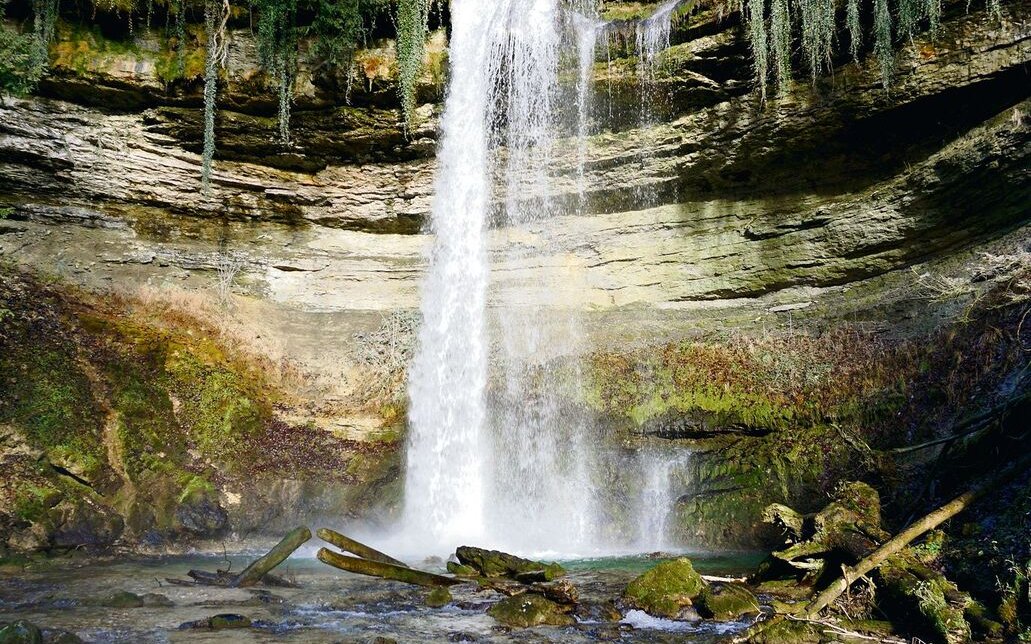 Die Nozon: In Croy-Romainmôtier antreibt sie ein Mühlenrad, weiter flussabwärts tobt sie durch Schluchten und über Wasserfälle.