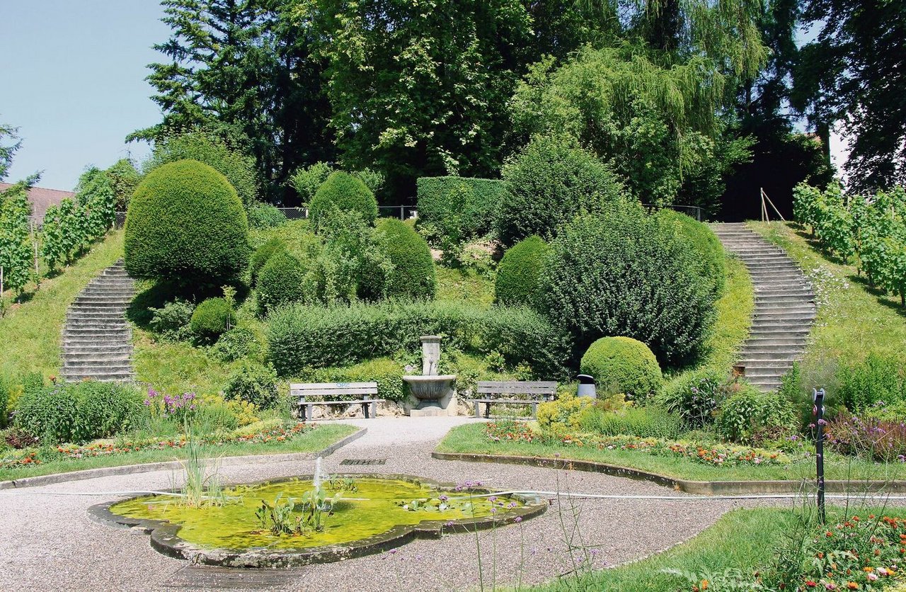 Der terrassierte Klostergarten zieht sich bis an die Limmat.