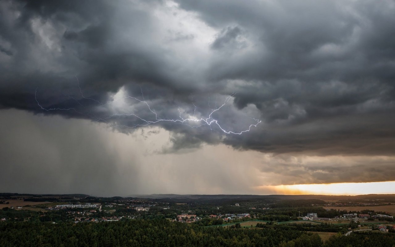 Durch die Klimaveränderung treten immer häufiger Extremwetterereignisse wie Starkniederschläge, Überschwemmungen, Hitzewellen oder Dürren auf.
