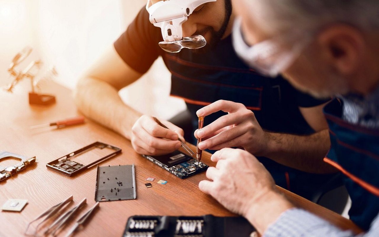 Egal ob Handy oder Spielzeugauto: Repair Cafés geben kaputt geglaubten Gegenständen eine zweite Chance.