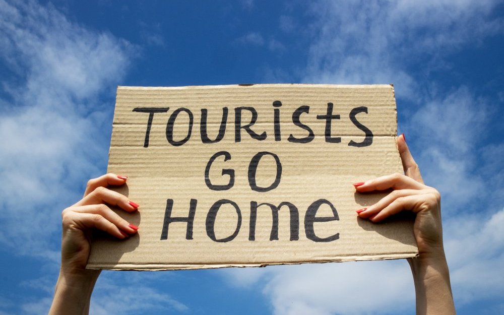 Protest gegen Massentourismus: In beliebten Reisezielen wie Barcelona oder Venedig wächst der Widerstand – viele Einheimische fordern mit Schildern wie "Tourists go home" mehr Lebensqualität und weniger Billigtourismus.