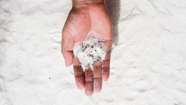 Mikroplastik steckt in Kleidung, Kosmetik und sogar im Hausstaub und wir atmen es täglich ein.