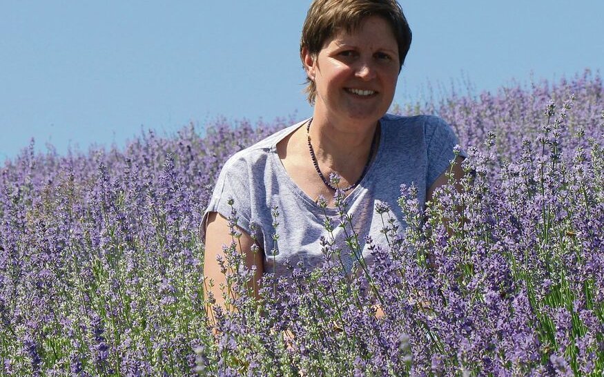 Helen Wegmüller betreut während der Blütezeit Gäste, die im Lavendelfeld übernachten. 