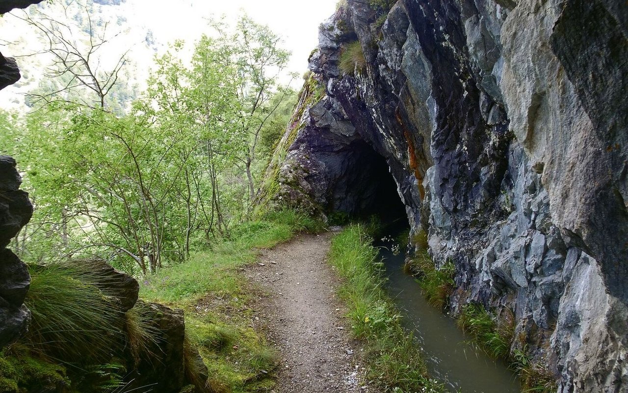 Die Suonen führen bis weit ins Tal hinein, heute auch durch kleine Felstunnel.  