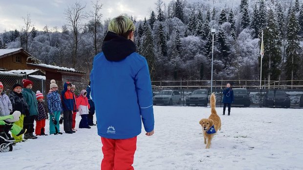 Die Kinder üben, wie sie stehen bleiben sollen, wenn ein Hund auf sie zu rennt.