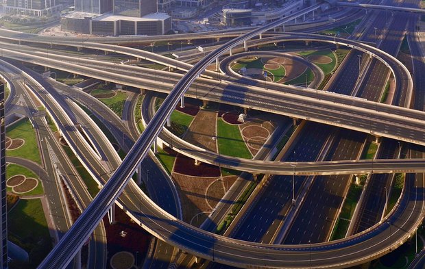 Luftaufnahme eines sonst verkehrsreichen Autobahnkreuzes in Dubai während des Lockdowns