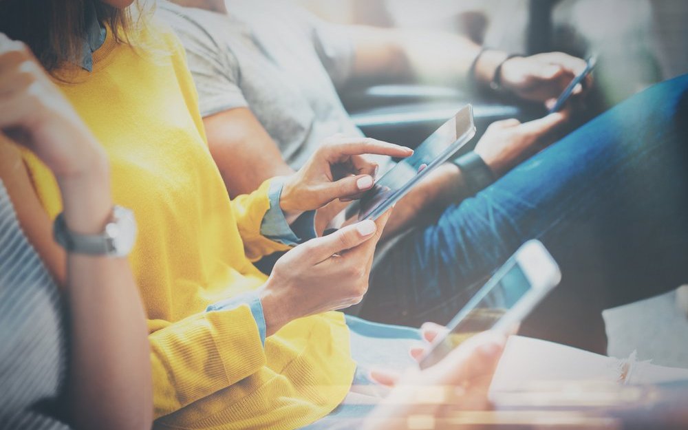 Auf elektrosensible Personen kann Rücksicht genommen werden, indem nicht in deren unmittelbarer Nähe telefoniert oder gechattet wird.