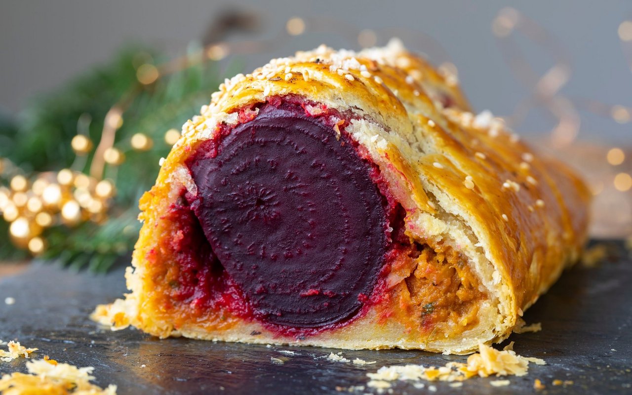 Anstatt einem Rinderfilet werden gekochte und marinierte Rote Beete auf ein Beet aus Pilz Duxelles gelegt und in Blätterteig eingerollt.